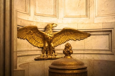 金布朗鹰雕像在混凝土柱

